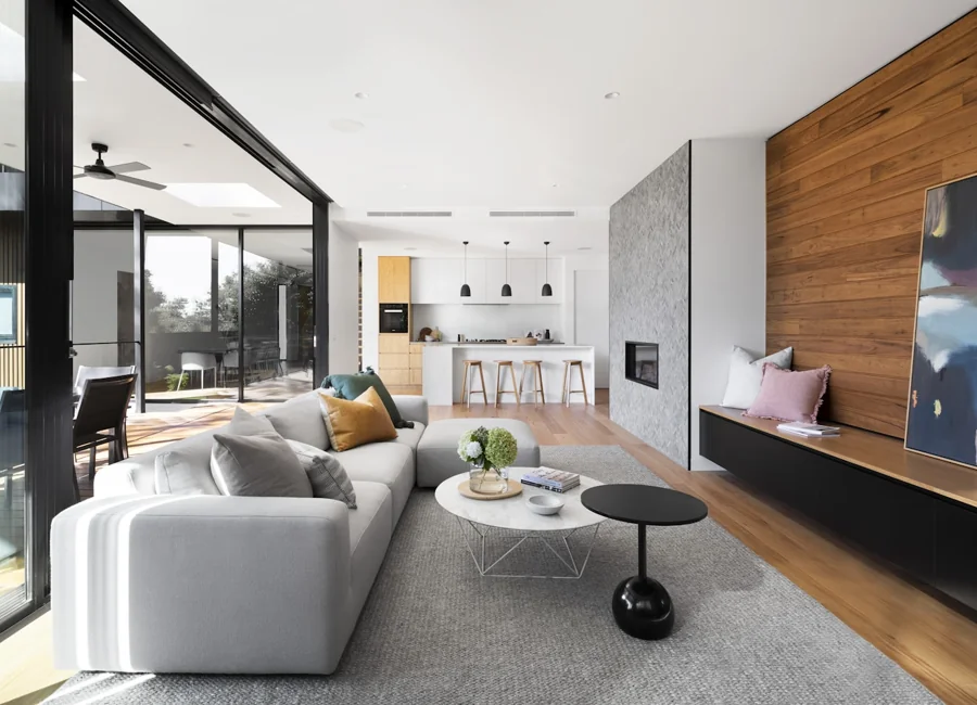 Una casa luminosa con cucina aperta e grandi finestre sul giardino